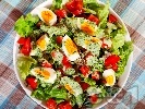 Рецепта Свежа салата с домати, яйца и сос от целина